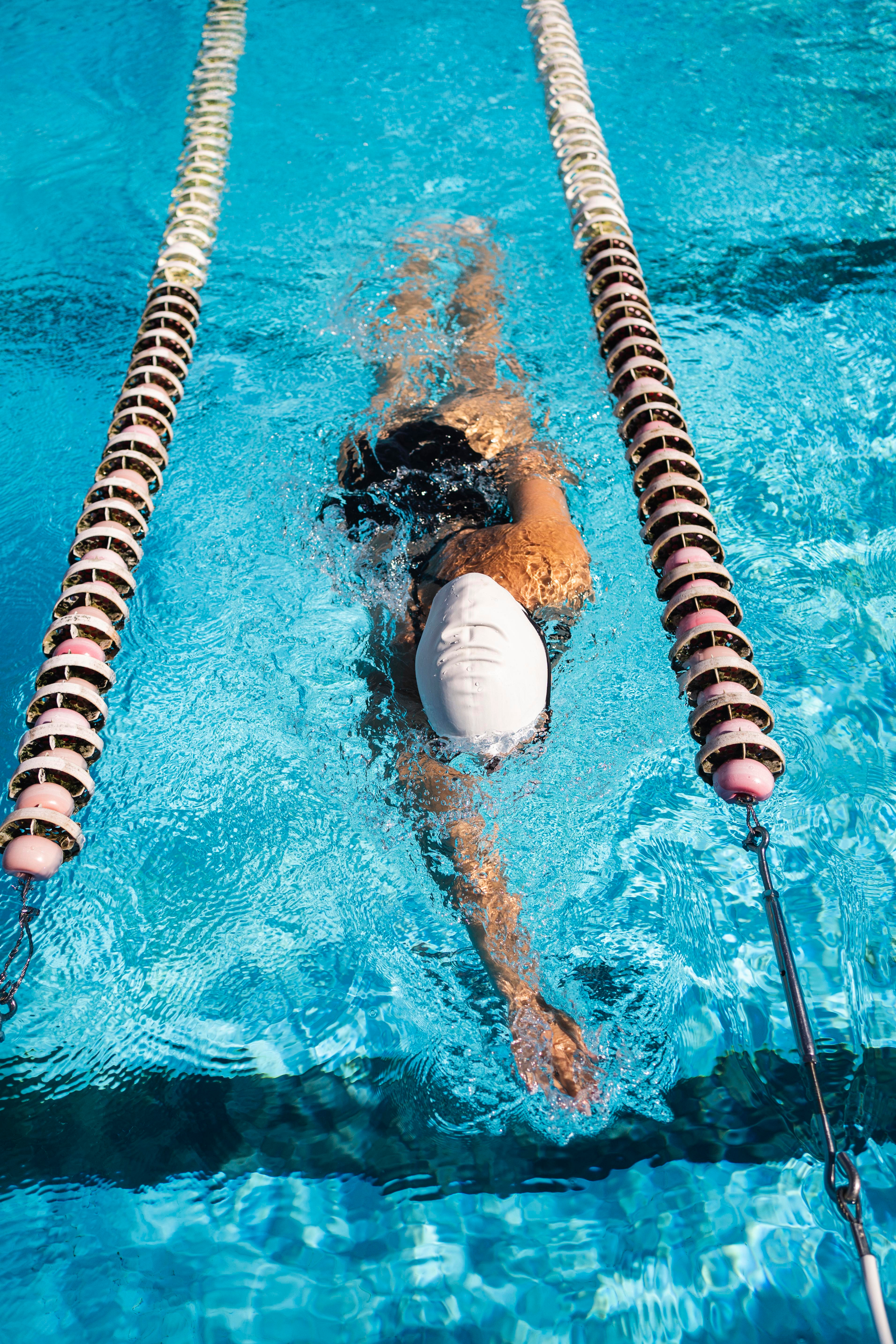 Atleta nadando em piscina olimpica
